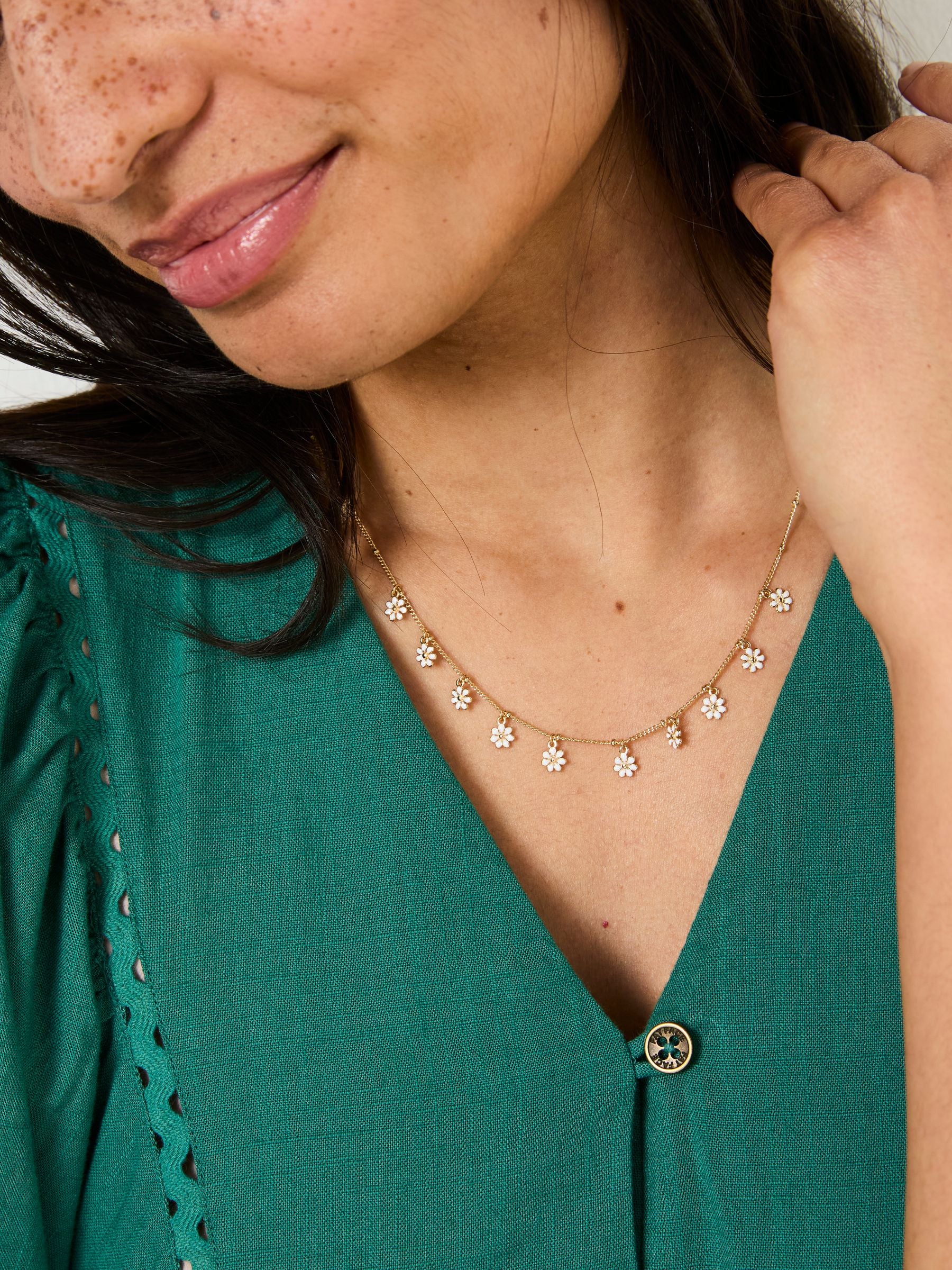 Gold Tone Daisy Chain Necklace